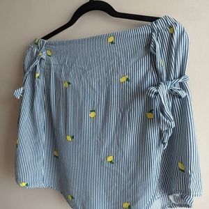 Sleeveless lemon size large top